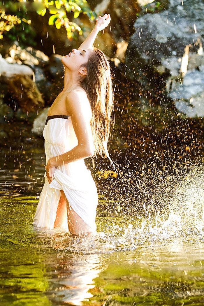 Marie Avgeropoulos in Albuquerque